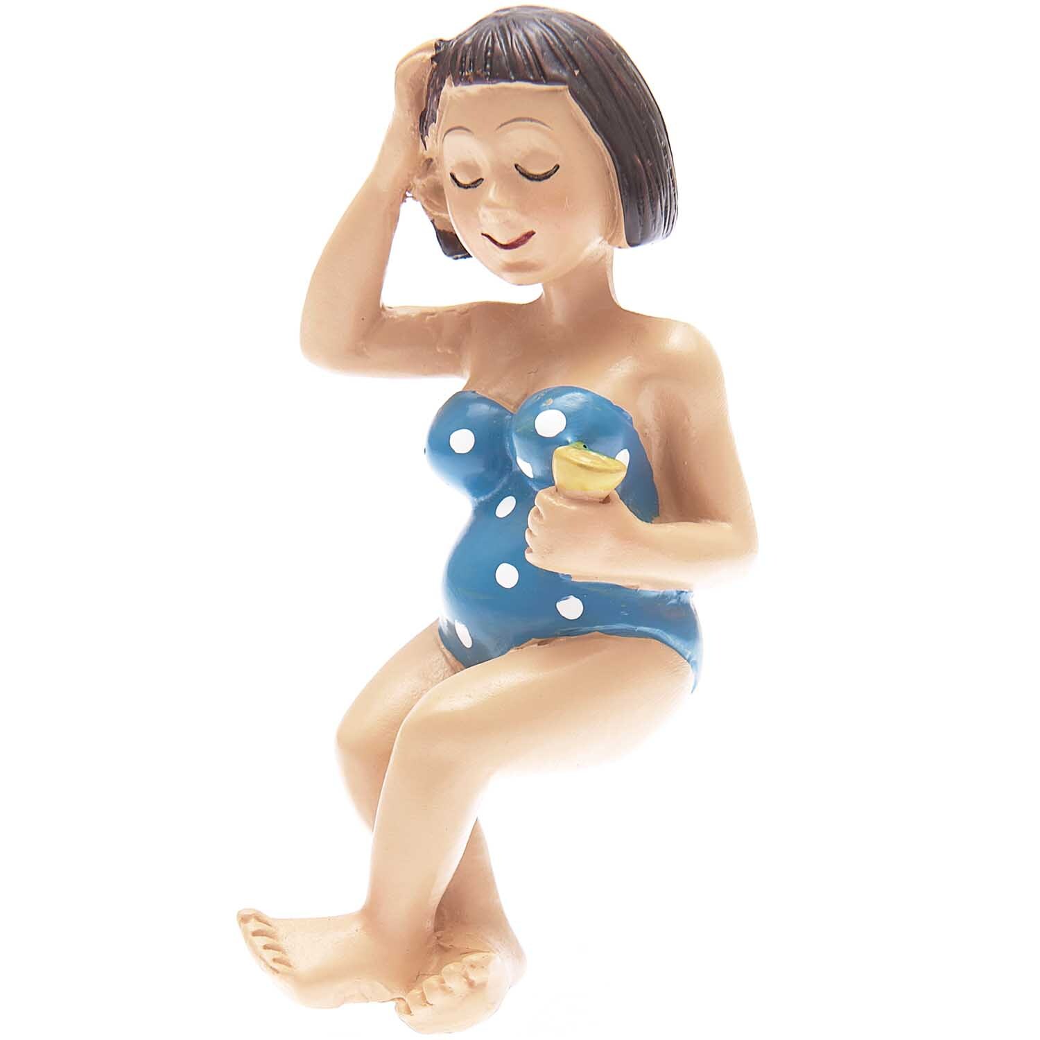 Deko-Figur Urlauberin von Rico Design: Frau in blauem Badeanzug mit weißen Punkten, hält ein Getränk.