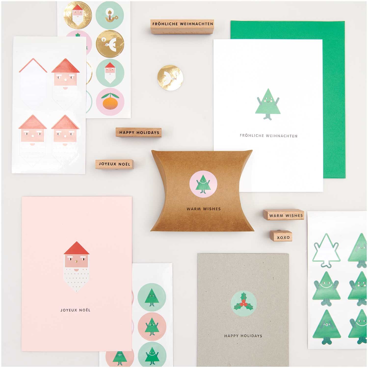 Paper Poetry Sticker Tannenbäume 4 Blatt von Rico Design Paper Poetry Sticker Tannenbäume 4 Blatt: Verschiedene Weihnachtskarten und Sticker mit Tannenbaum-Motiven von Rico Design auf einem Tisch arrangiert.