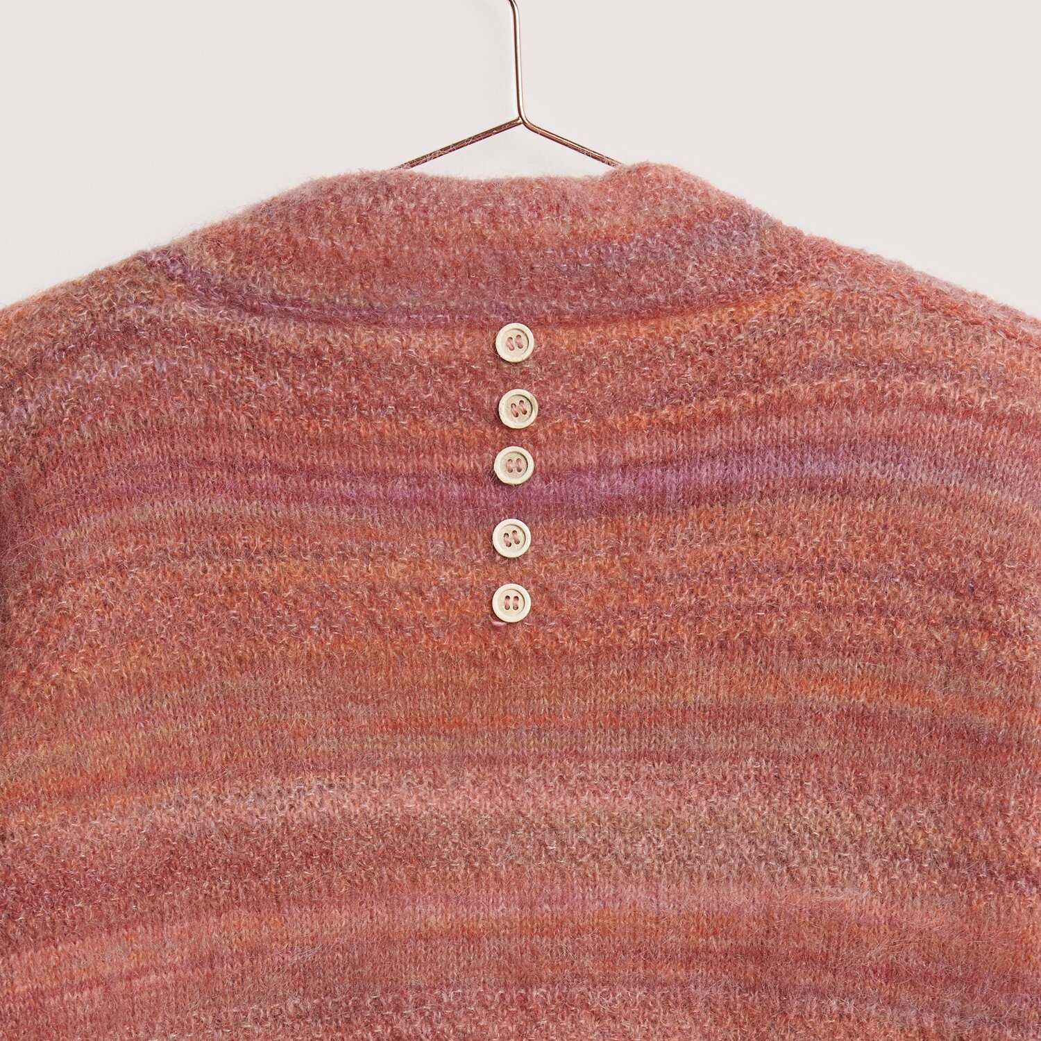 Fashion Meri Mohair Print 50g 275m Couleur Happy Sunrise from Rico Design Fashion Meri Mohair Print: Strickoberteil in warmen Tönen mit fünf Knöpfen auf der Rückseite.
