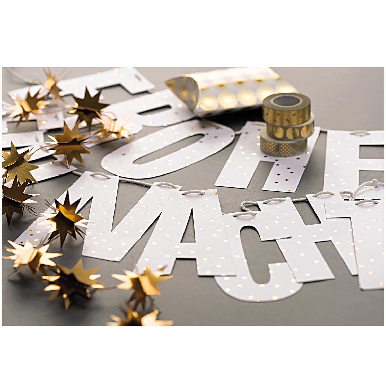Paper Poetry Girlande Frohe Weihnachten 3m Hot Foil von Rico Design Paper Poetry Girlande Frohe Weihnachten 3m Hot Foil zeigt eine festliche Girlande mit goldenen Sternen und dekorativem Washi-Tape auf grauem Hintergrund.
