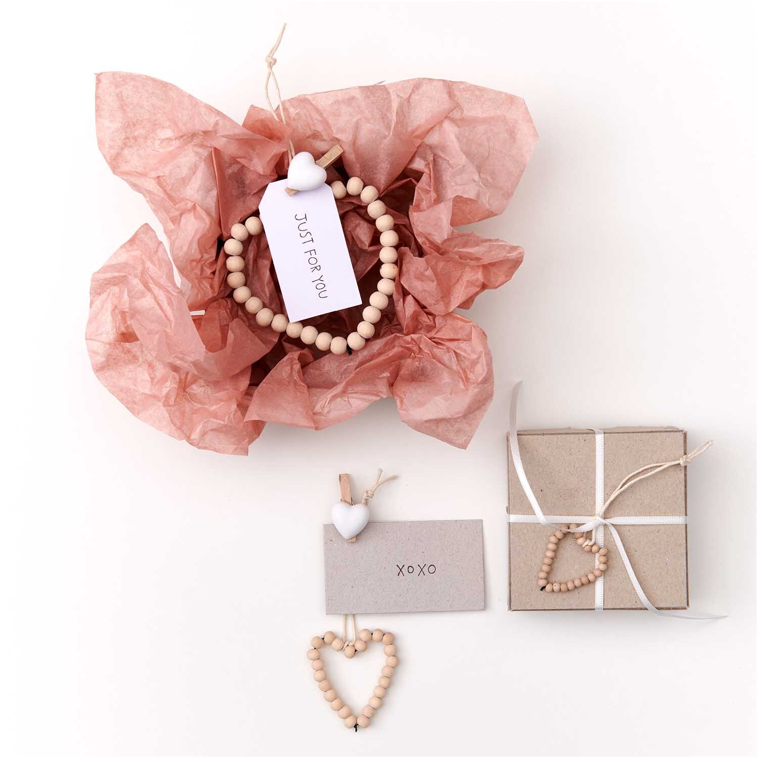 Pendentif perles coeur grand bois from Rico Design Perlenhänger Herz groß Holz von Rico Design in Geschenkverpackung mit rosa Papier und Karte.