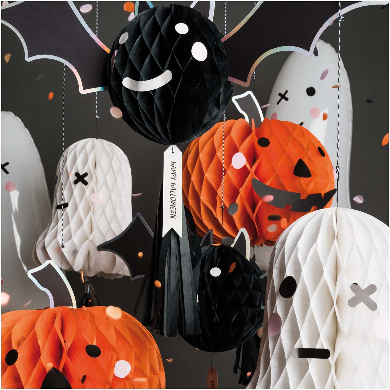 Wabenpapierfigur mit Quaste Kürbis 34x60cm von Rico Design Wabenpapierfigur mit Quaste Kürbis 34x60cm: Halloween-Dekoration mit Kürbis- und Geistermotiven in Schwarz, Weiß und Orange.