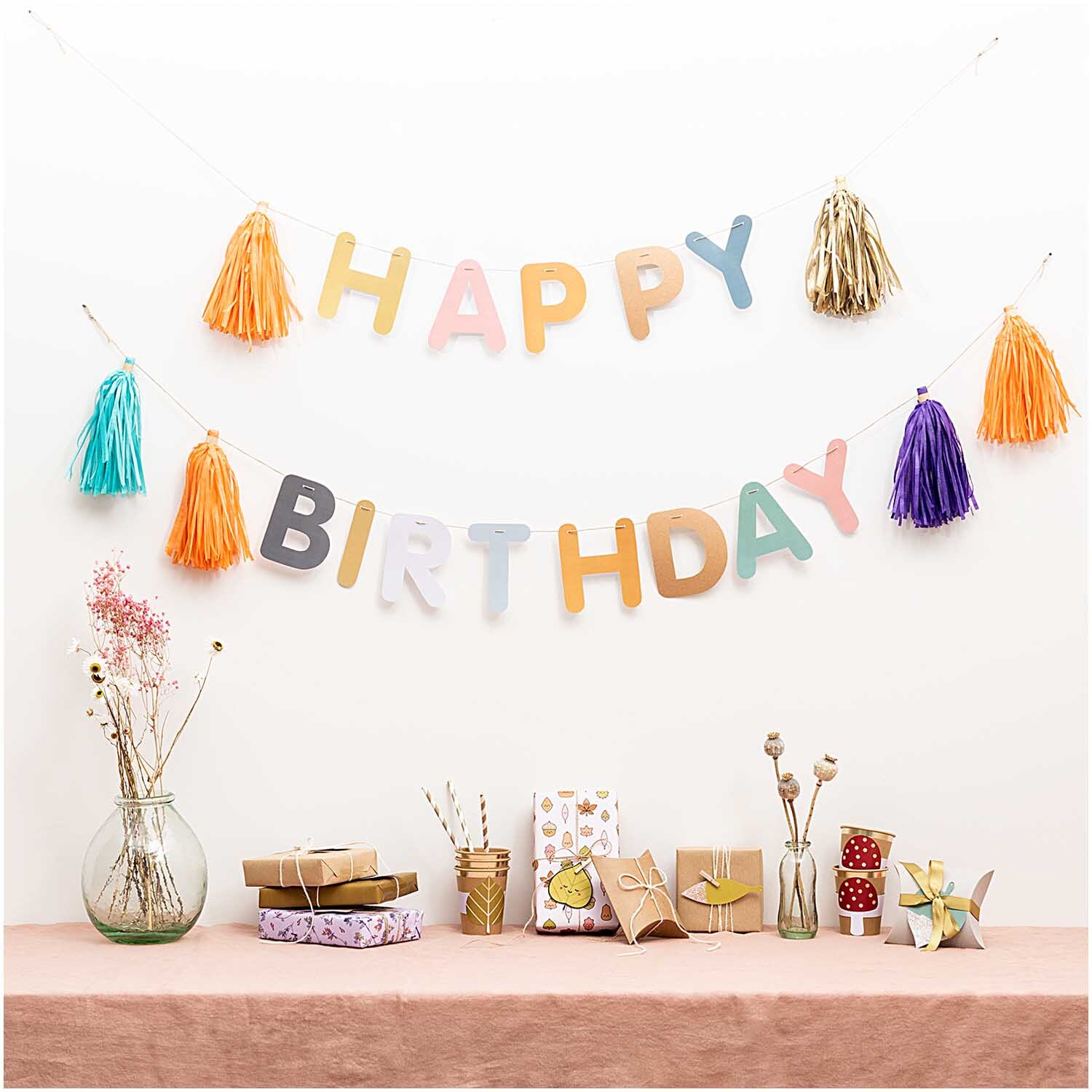 Paper Poetry DIY-Girlande Happy Birthday 3m von Rico Design Paper Poetry DIY-Girlande Happy Birthday 3m: Mehrfarbige Buchstaben und Quasten dekorieren eine Feier.