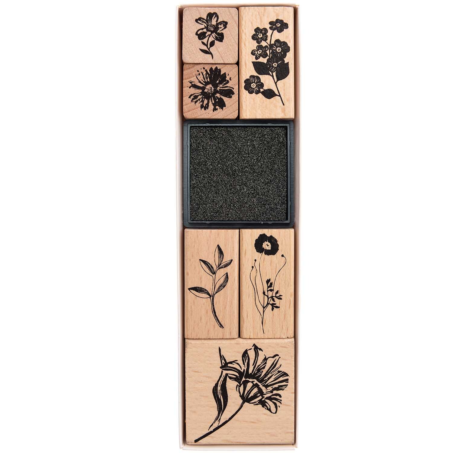 Paper Poetry Stempelset Blumen, 7-teilig, zeigt florale Holzstempel mit verschiedenen Blumenmotiven. Ideal für kreative Bastelprojekte.