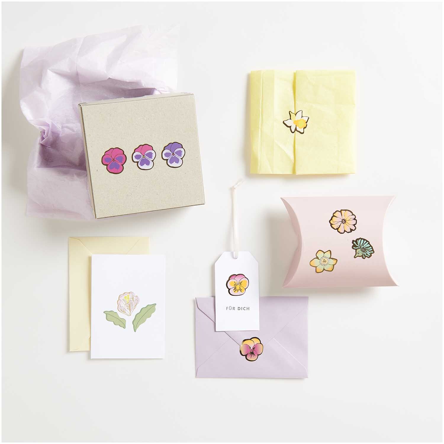 Paper Poetry Mini-Sticker Futschikato Stiefmütterchen auf der Rolle Ø2,5cm 120 Stück von Rico Design Paper Poetry Mini-Sticker Futschikato Stiefmütterchen auf Karten und Geschenkverpackungen. Verschiedene bunte Designs von Rico Design.