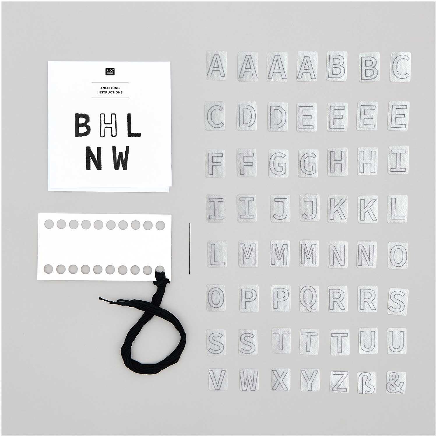Stick and Stitch Kit de broderie Alphabet graphique noir 56 pièces from Rico Design Stick and Stitch Stickpackung Alphabet grafisch vorgezeichnet. Enthält 56 schwarze Buchstaben von Rico Design, ideal für kreative Projekte.