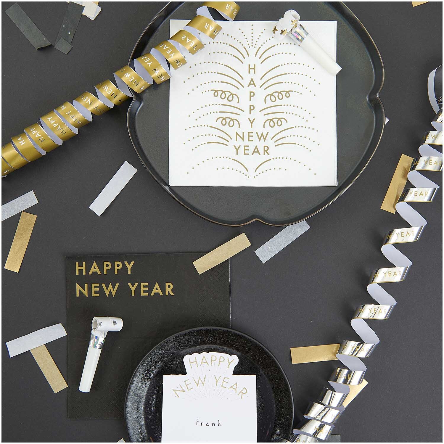 Servietten Happy New Year weiß 33x33cm 20 Stück von Rico Design Servietten Happy New Year weiß 33x33cm 20 Stück von Rico Design auf einem Tisch mit Partydekorationen und Konfetti.