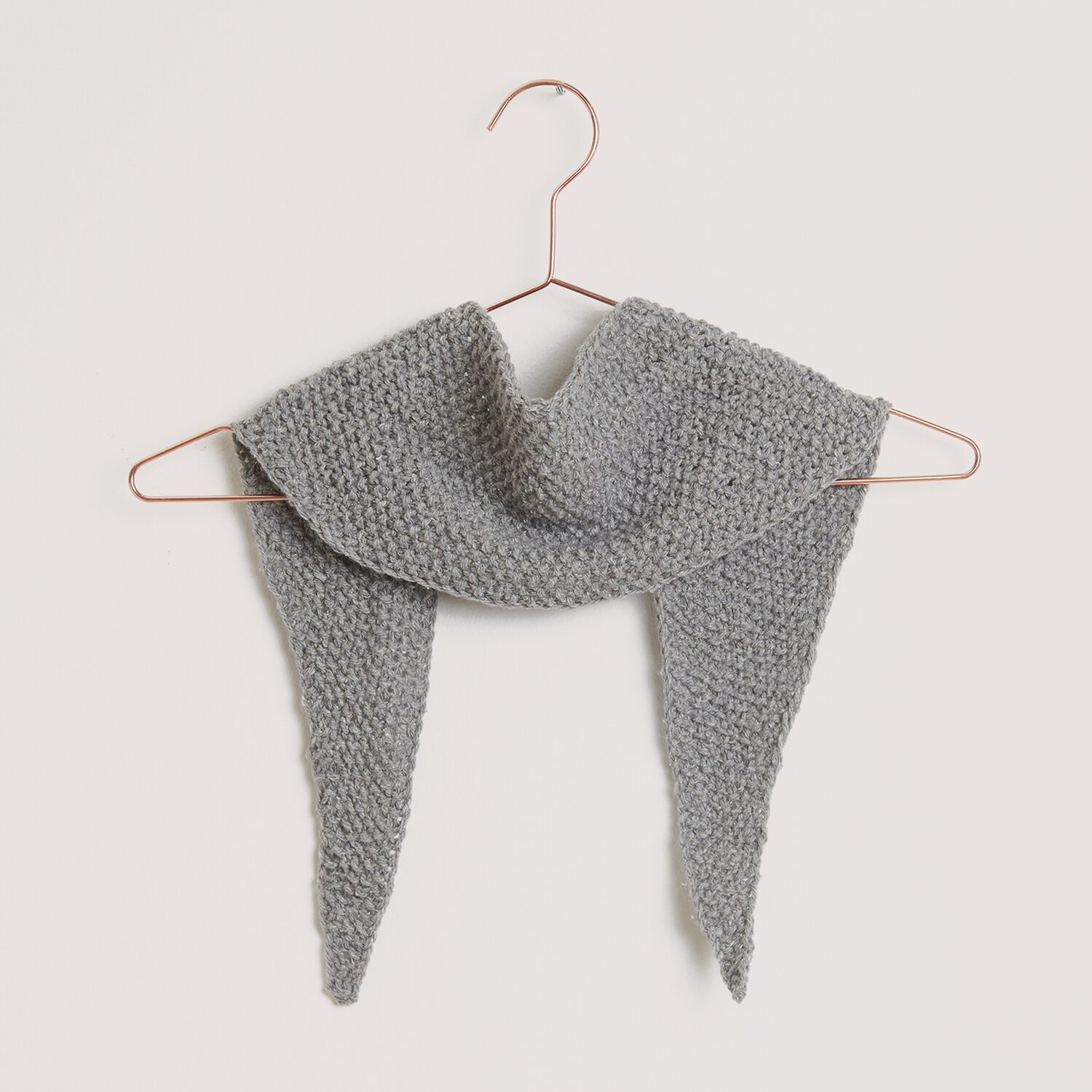 Luxury Natural Silk Blend 50g 115m Farbe Grau von Rico Design Strickset Tuch Modell 20 aus Made by Me Nr. 18, graues Tuch aus Luxury Natural Silk Blend.