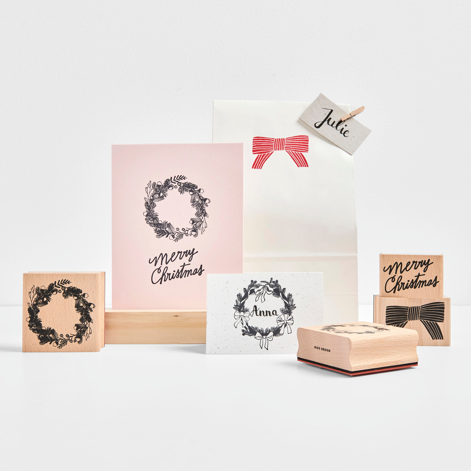 Paper Poetry Stempel Put a Bow on It Merry Christmas 60x40mm von Rico Design