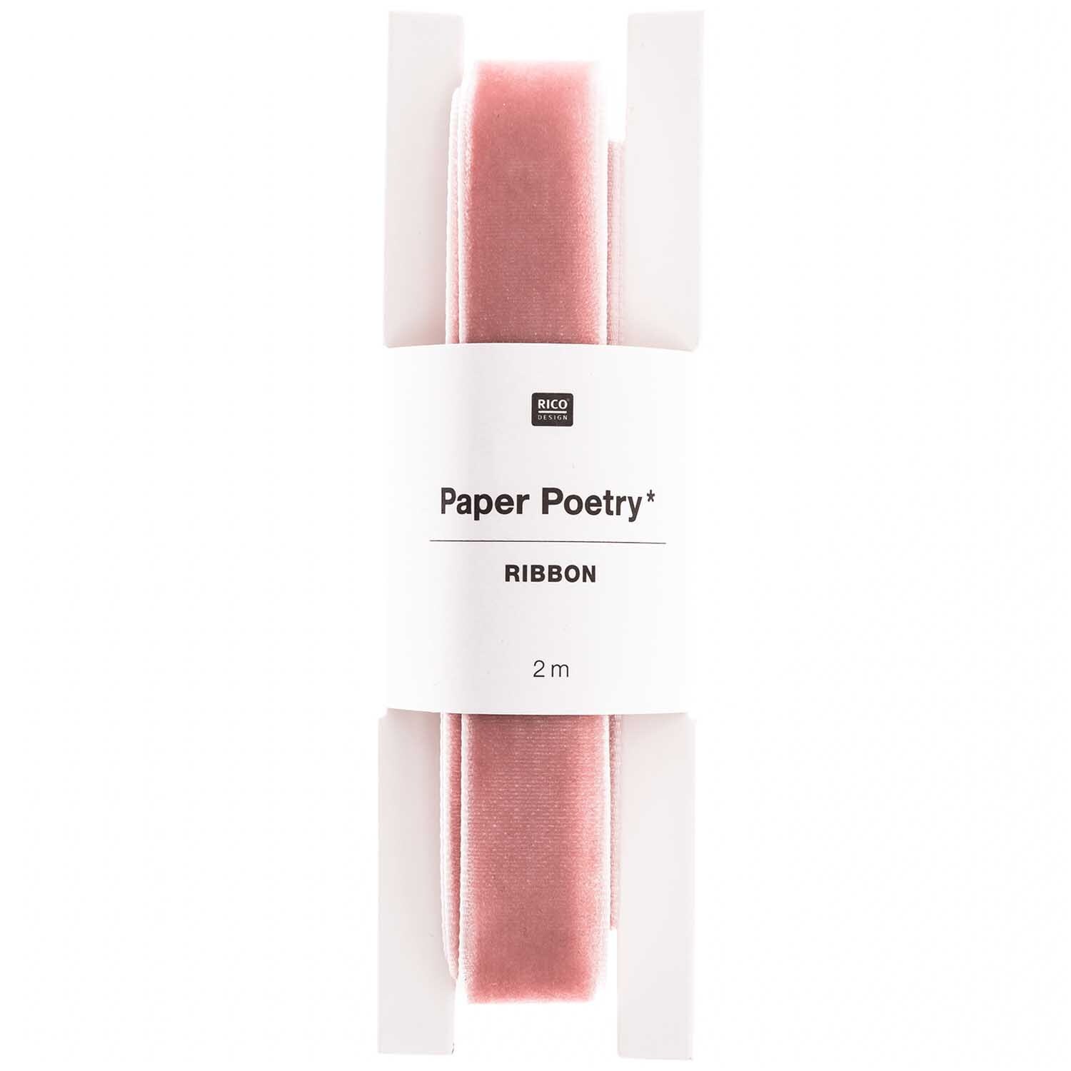 Paper Poetry Samtband 16mm 2m in Rosa von Rico Design, elegant aufgerollt und bereit zum Einsatz.