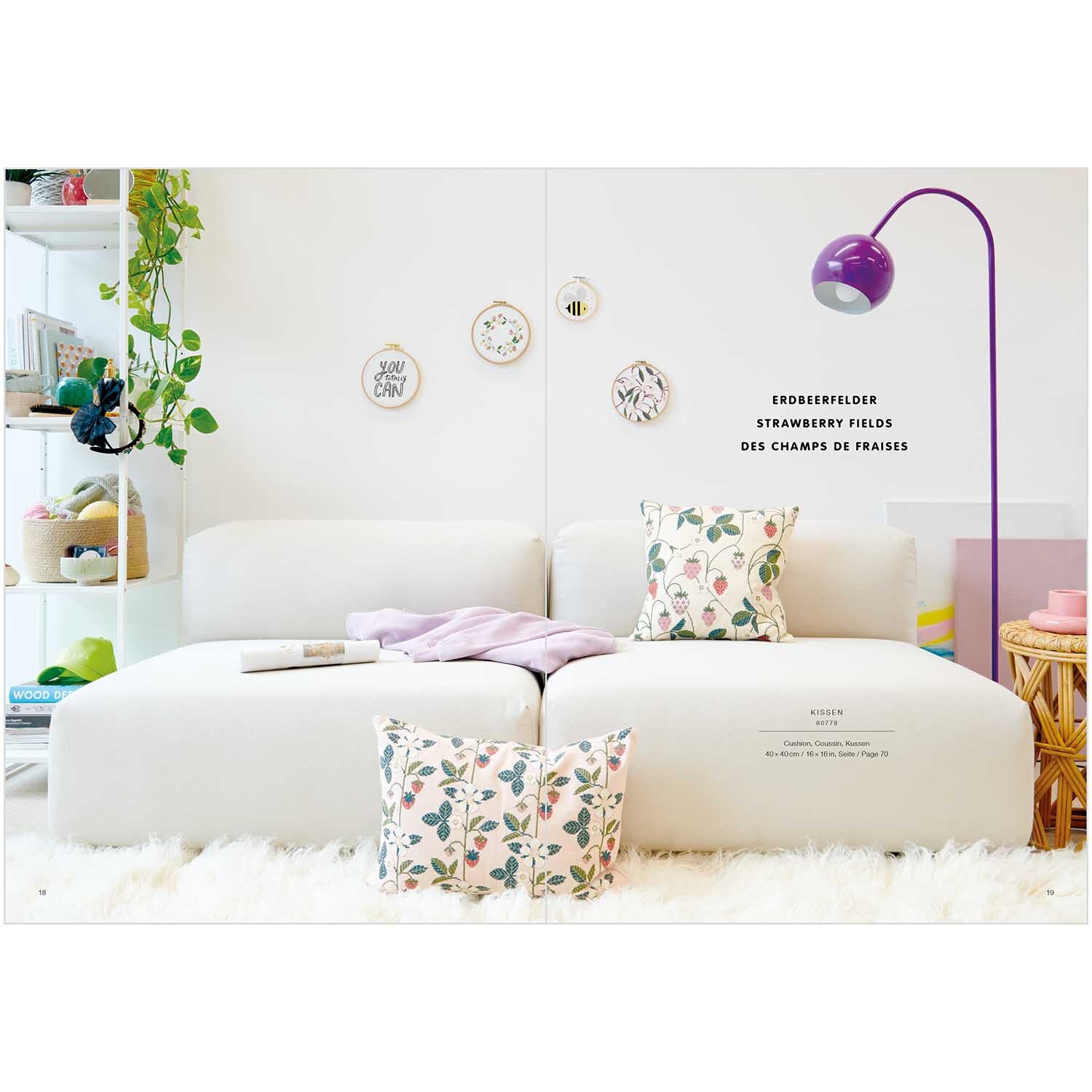 Livret de broderie Just Bees + Fruits + Flowers No. 181 from Rico Design Stickbuch Just Bees + Fruits + Flowers Nr. 181: Helles Wohnzimmer mit weißem Sofa, dekoriert mit floralen Kissen und lila Stehlampe.