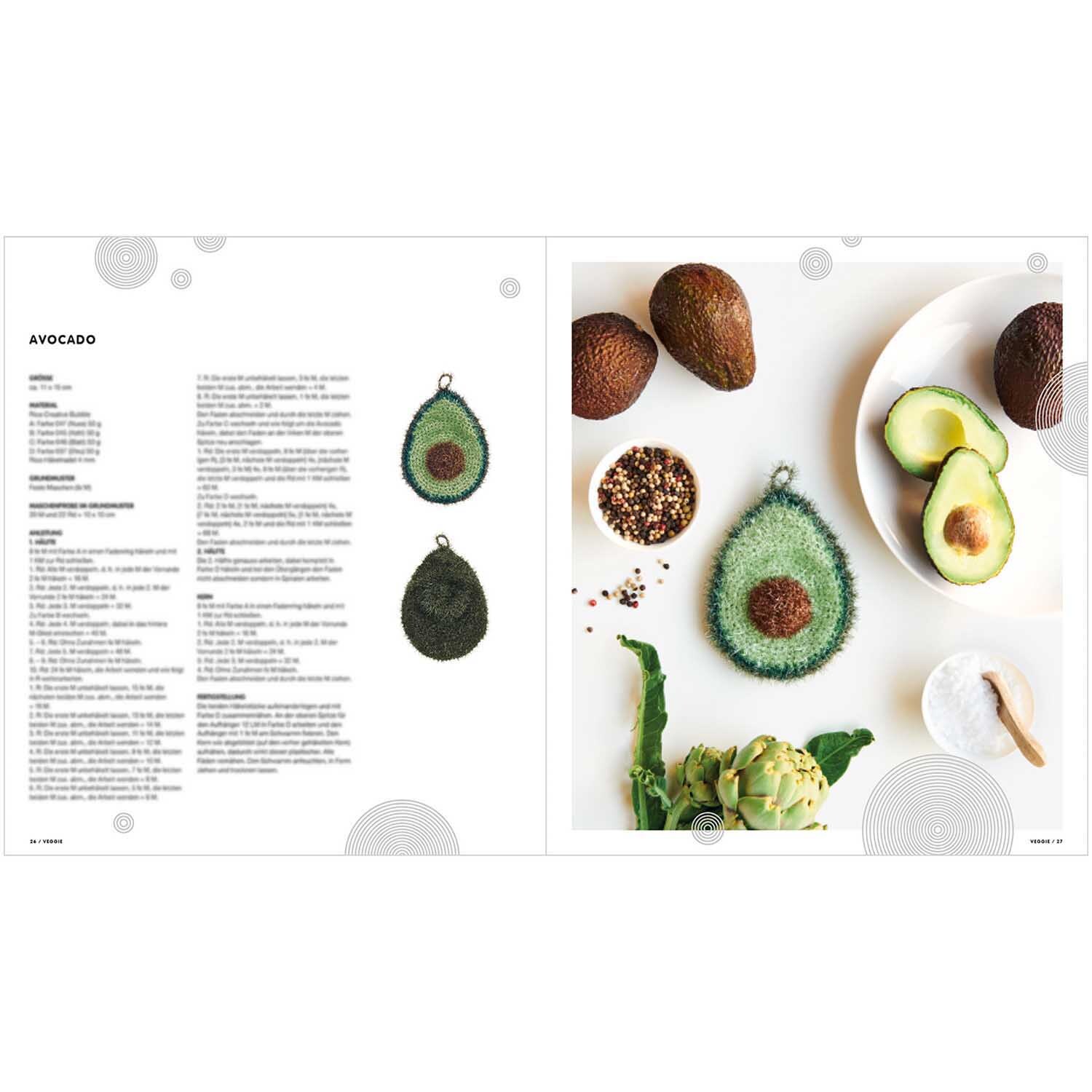 Creative Bubble - Veggie: Strickanleitung für Avocado-Schwämme, dekoriert mit echten Avocados und Gewürzen auf einem Tisch.