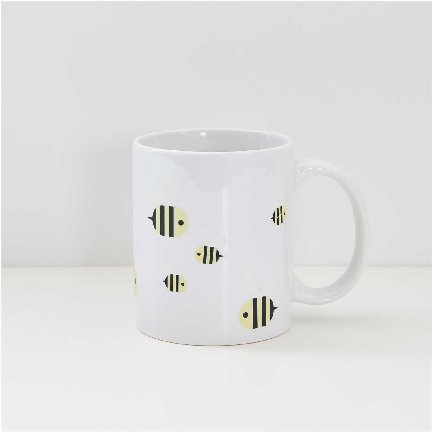 Transfermotiv Biene 15 Stück von Rico Design Transfermotiv Biene: Weiße Tasse mit niedlichen Bienenmotiven von Rico Design, ideal für kreative Projekte.