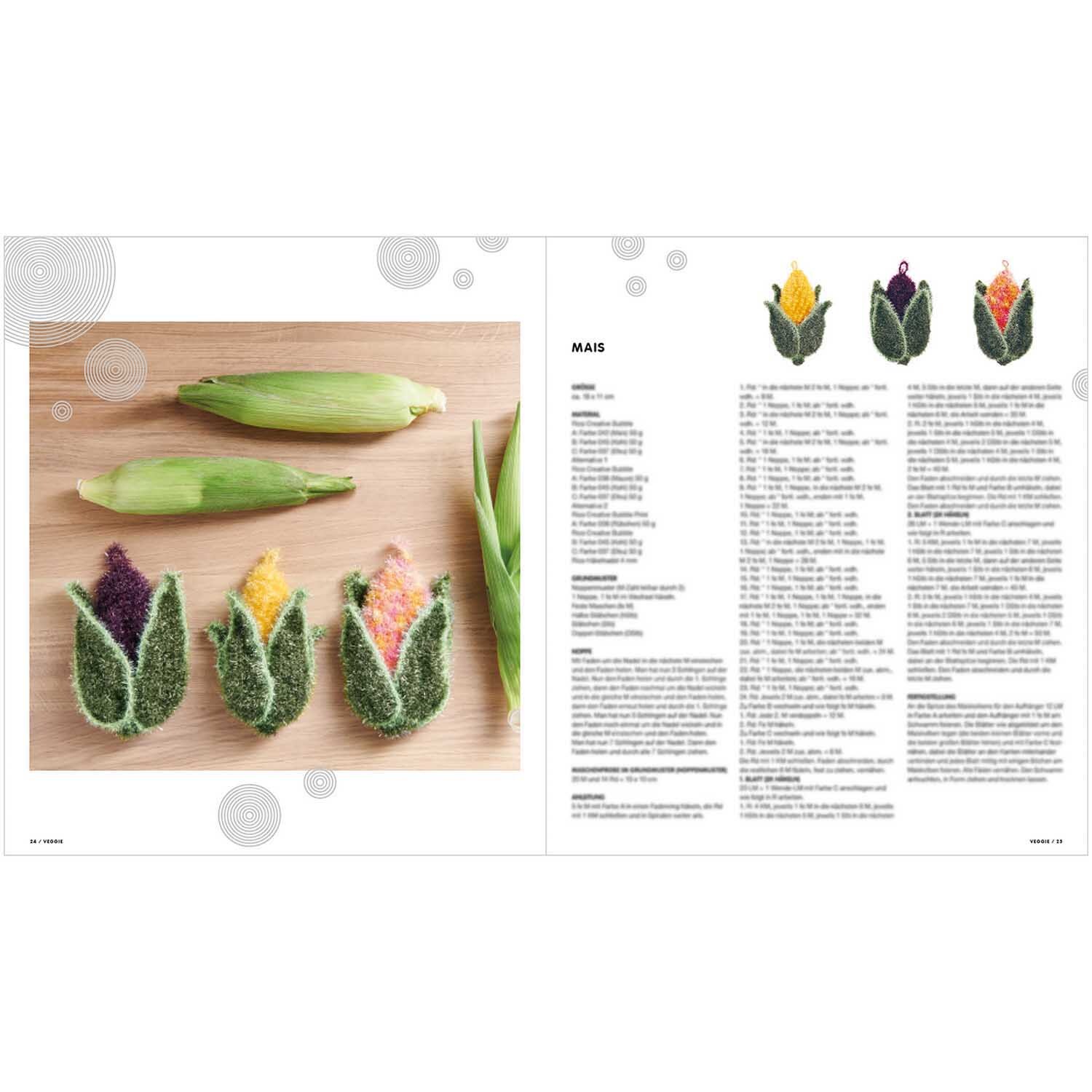 Creative Bubble - Veggie: Strickanleitung von Rico Design mit bunten Maiskolben aus Garn auf Holz.