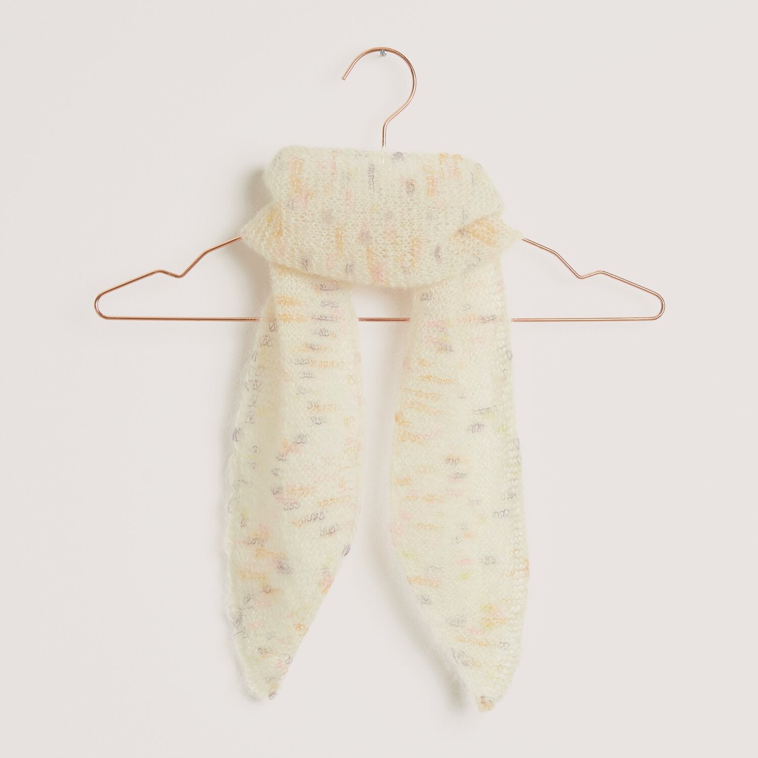 Essentials Super Kid Mohair Loves Silk Cute Confetti 25g 190m Farbe Pastel von Rico Design Strickset Tuch Modell 16 aus Made by Me Nr. 18 in Pastel auf Kupferbügel präsentiert.