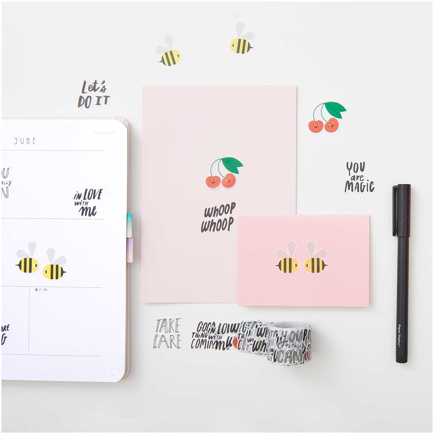 Paper Poetry Washi Sticker Typo 200 Stück von Rico Design Paper Poetry Washi Sticker Typo 200 Stück: Bunte Sticker mit Bienen und Kirschen auf Notizblöcken, ideal für kreative Projekte.