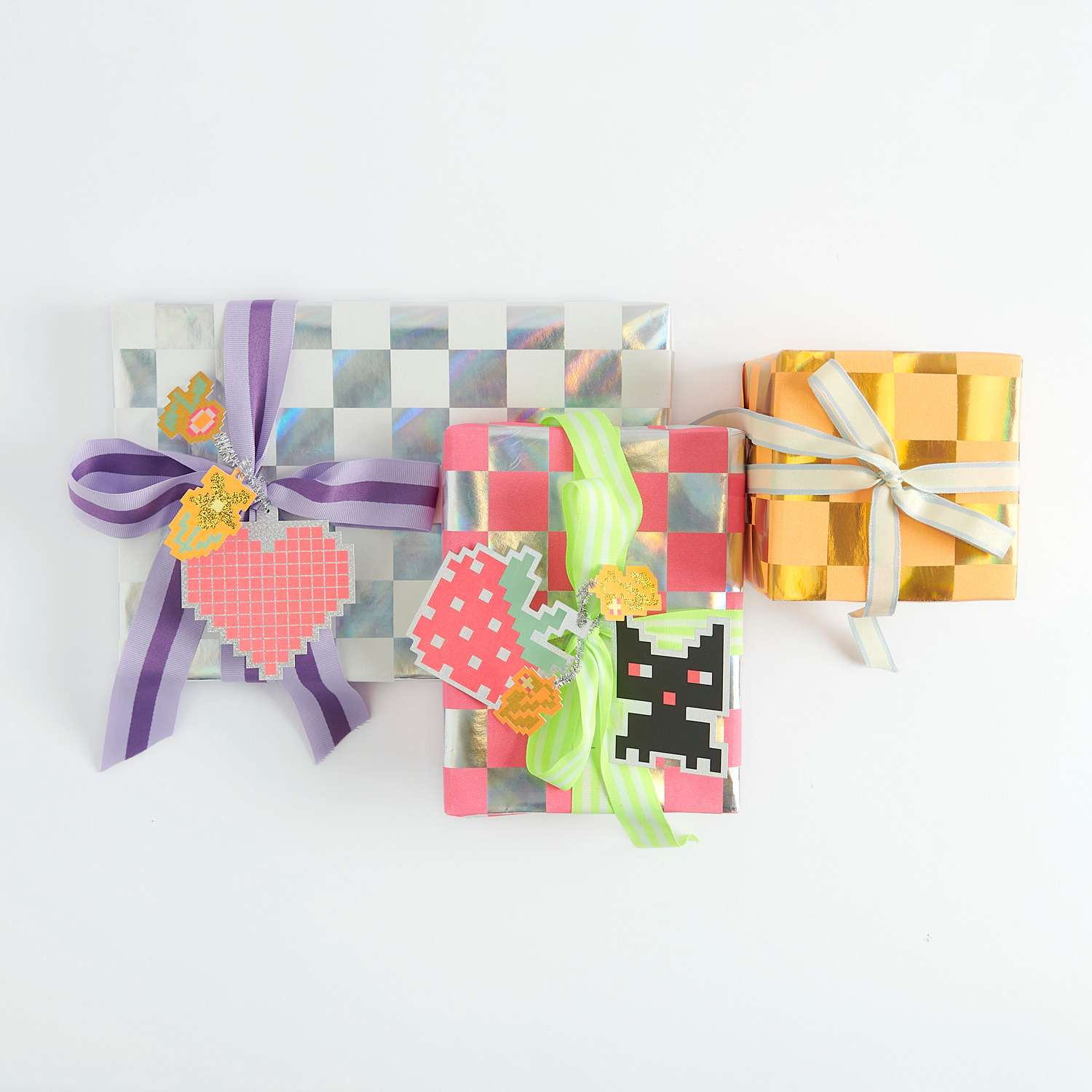 Paper Poetry Papier cadeau échiquier 200x70cm 80g/m Couleur Blanc from Rico Design Paper Poetry Geschenkpapier Schachbrett mit bunten Geschenkanhängern und Bändern in Neonfarben, ideal für kreative Verpackungen.