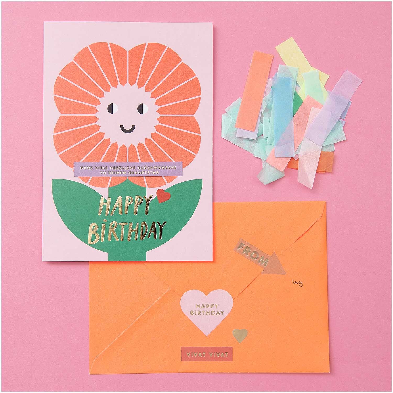 Paper Poetry Grußkartenset Happy Birthday von Rico Design Paper Poetry Grußkartenset Happy Birthday mit bunter Blume, Umschlag und Konfetti auf rosa Hintergrund.