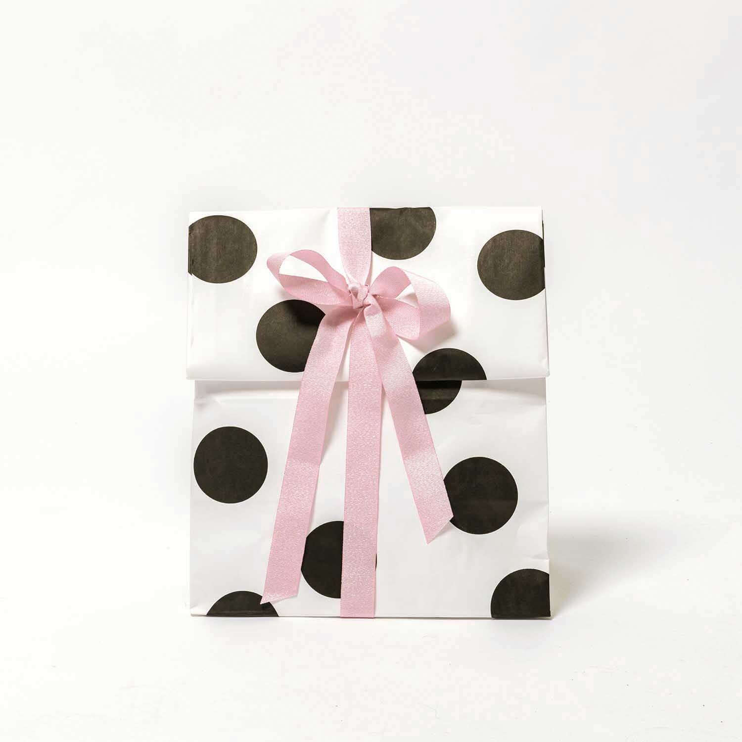 Paper Poetry Ripsband Lurex 25mm 3m Farbe Rosa von Rico Design Paper Poetry Ripsband Lurex verziert eine gepunktete Geschenkverpackung mit einer rosa Schleife. Ideal für kreative Dekorationen.