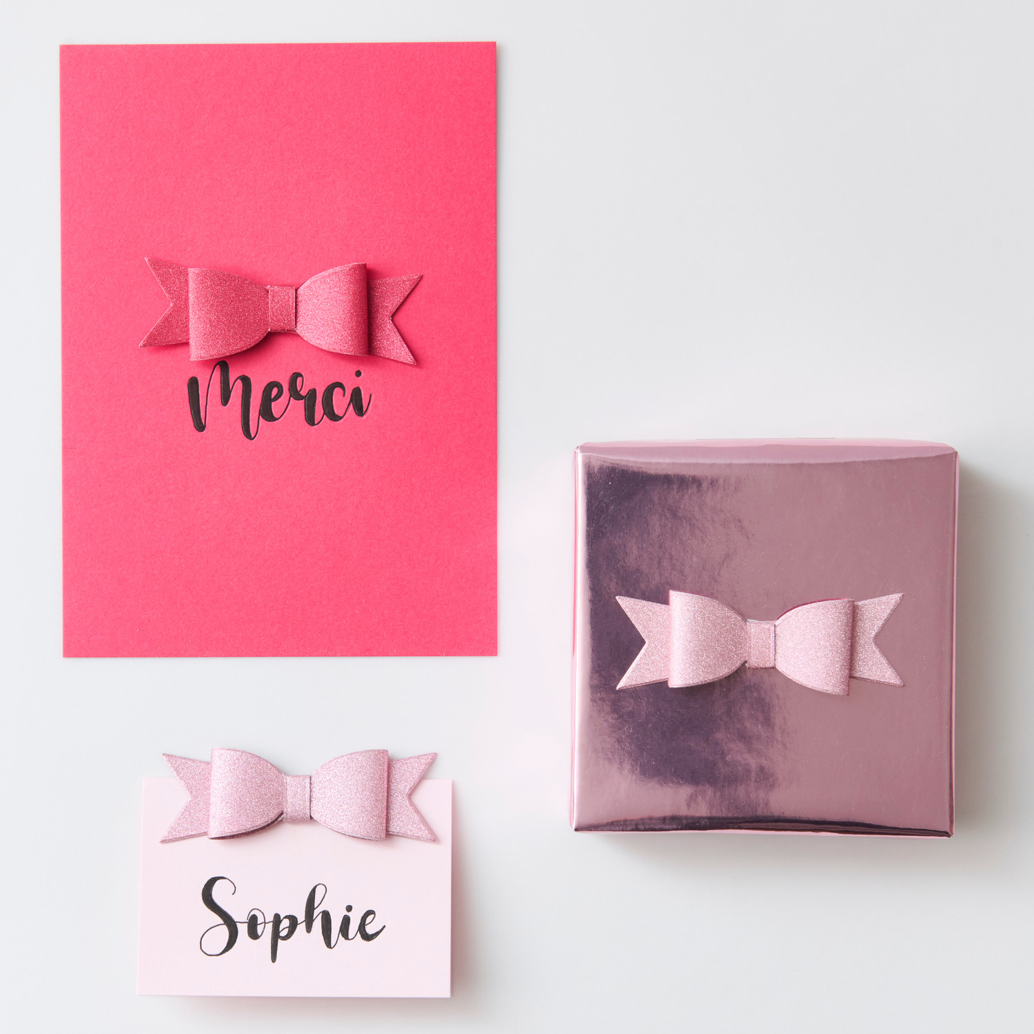 Paper Poetry 3D Sticker Schleifen Glitter 4 Stück von Rico Design Paper Poetry 3D Sticker Schleifen Glitter: Rosa Schleifen auf Karten und Geschenkbox, ideal für kreative Dekorationen.