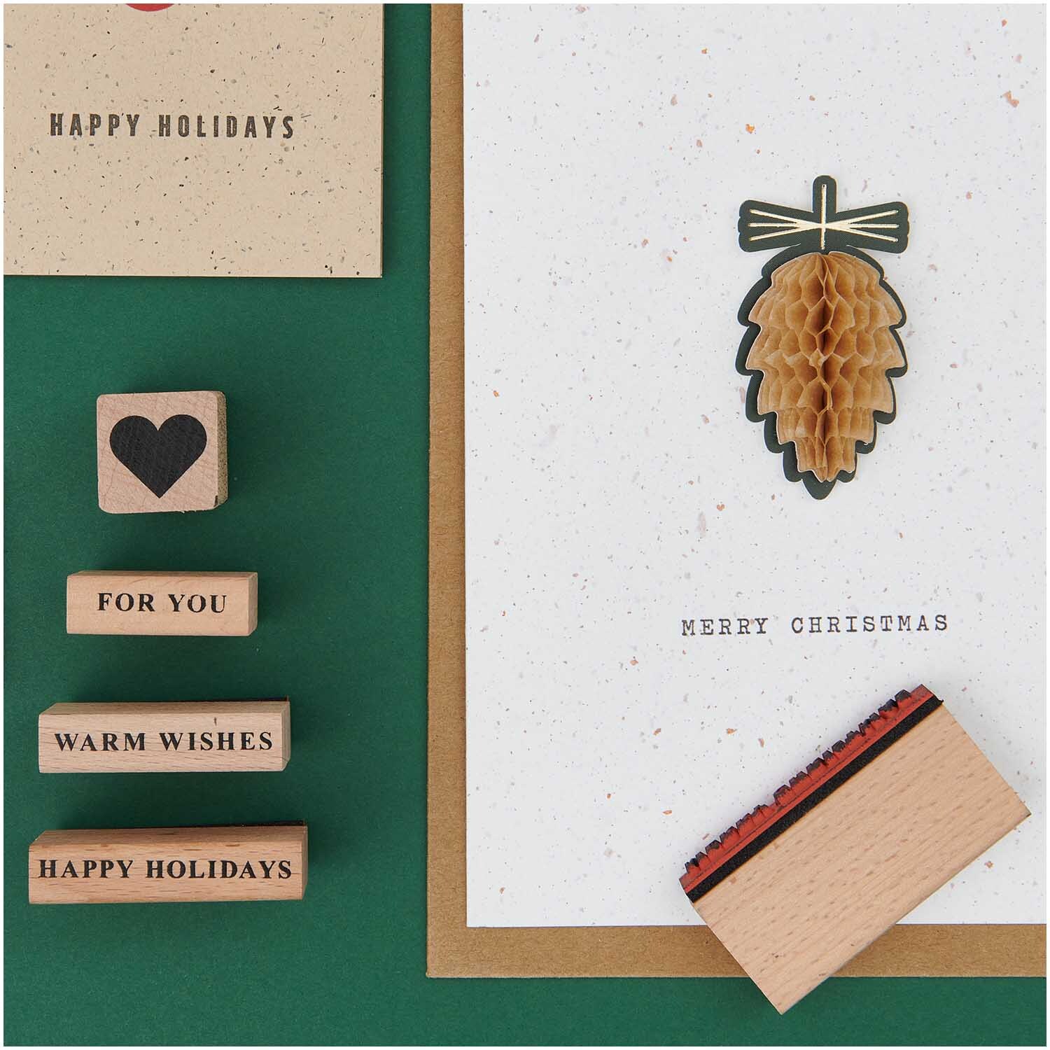 Paper Poetry Wabenpapiersticker Zapfen 1 Blatt von Rico Design Paper Poetry Wabenpapiersticker Zapfen auf einer Weihnachtskarte mit Stempeln und Grußbotschaften.