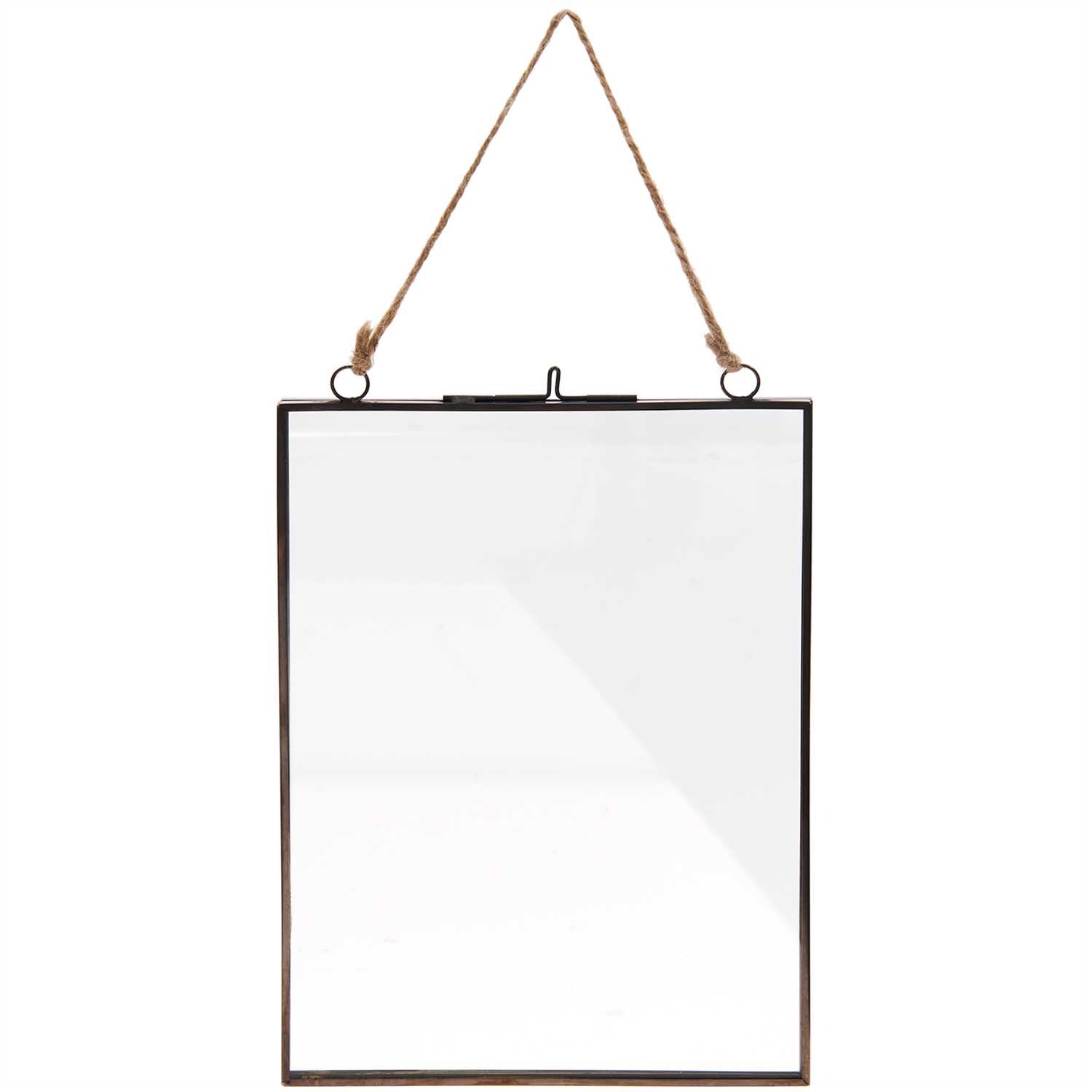 Metallrahmen zum Hängen mit doppelter Glasscheibe schwarz 16x22cm von Rico Design Metallrahmen zum Hängen mit doppelter Glasscheibe, 16x22cm, von Rico Design, mit schwarzem Rand und Seilaufhängung.