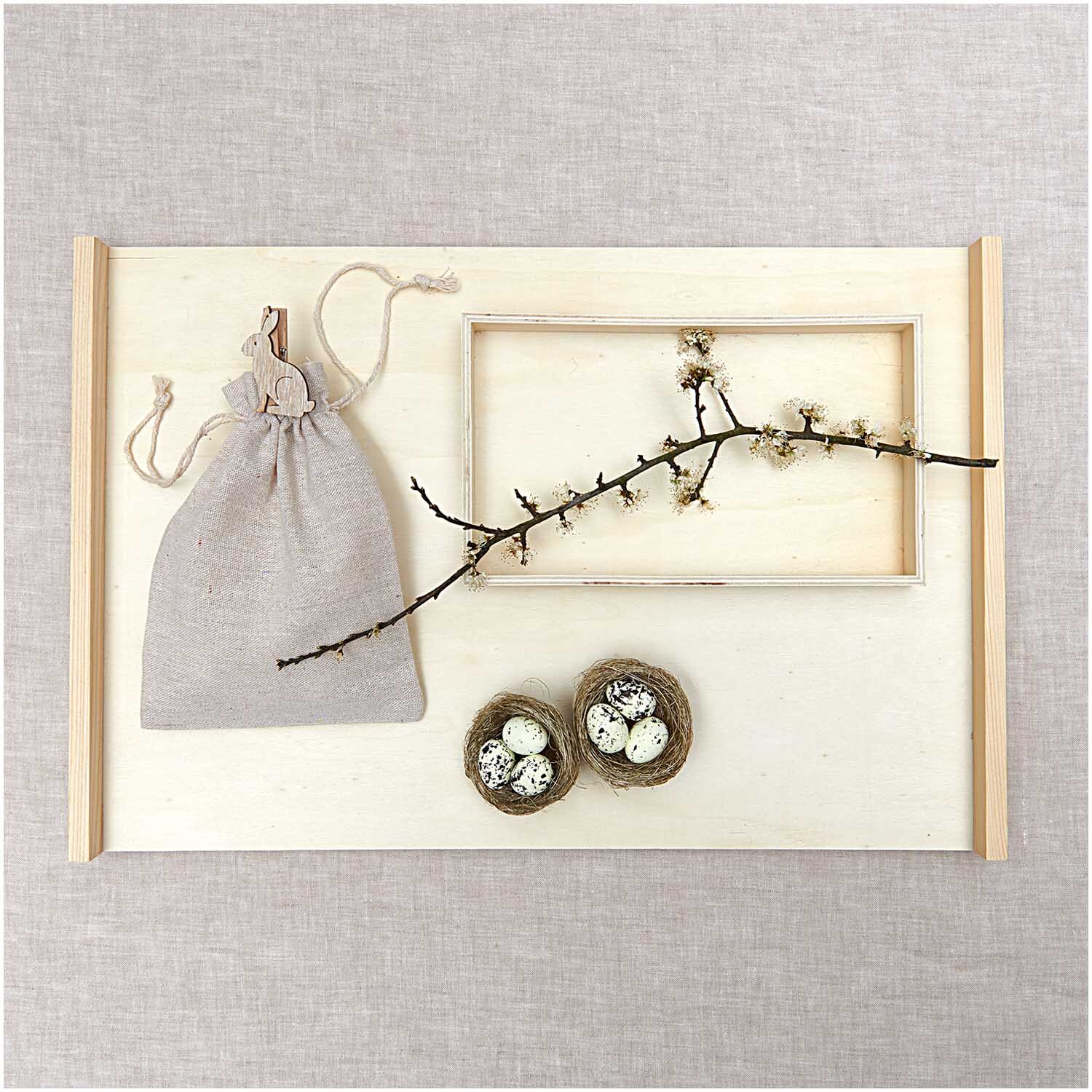 Naturnest mit Eiern creme 6,5cm 2 Stück von Rico Design Naturnest mit Eiern creme 6,5cm 2 Stück von Rico Design auf einem Tablett mit Zweig und Stoffbeutel.