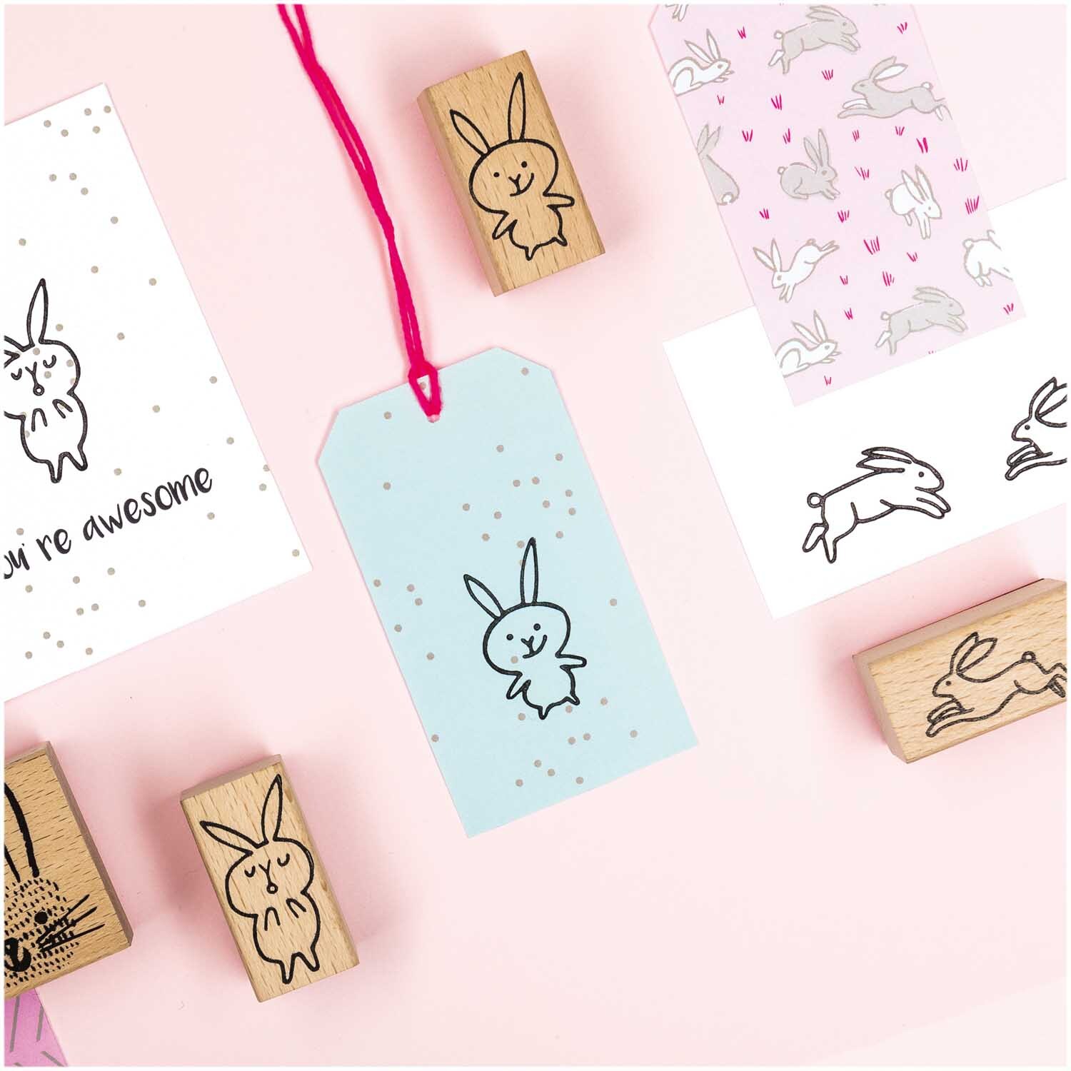 Paper Poetry stamp set bunnies 5 pieces 6-teilig from Rico Design Paper Poetry Stempelset Hasen: Sechs Stempel mit Hasenmotiven auf rosa Hintergrund, ideal für kreative Projekte.