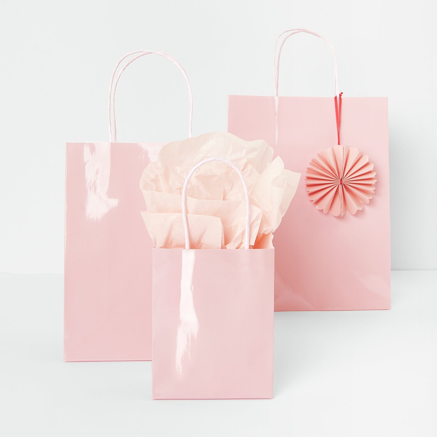 Papiertüten Set Magic Rainbow S 5 Stück von Rico Design Papiertüten Set Magic Rainbow M, L, S in Rosa mit Griffen und dekorativem Papier, ideal für Geschenke.