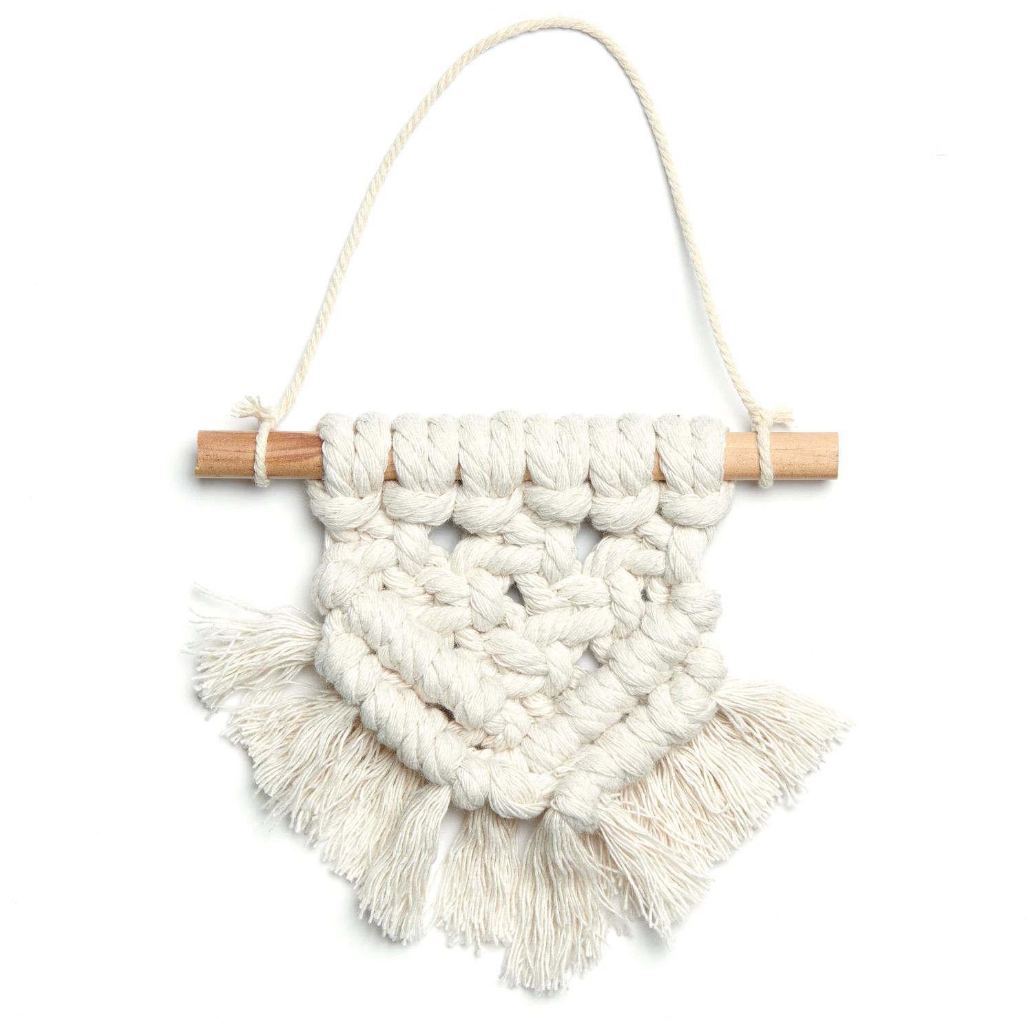 Makramee Set Wandbehang von Rico Design: Handgefertigter Wandbehang aus cremefarbenem Garn, 13x13cm, an Holzstab aufgehängt.