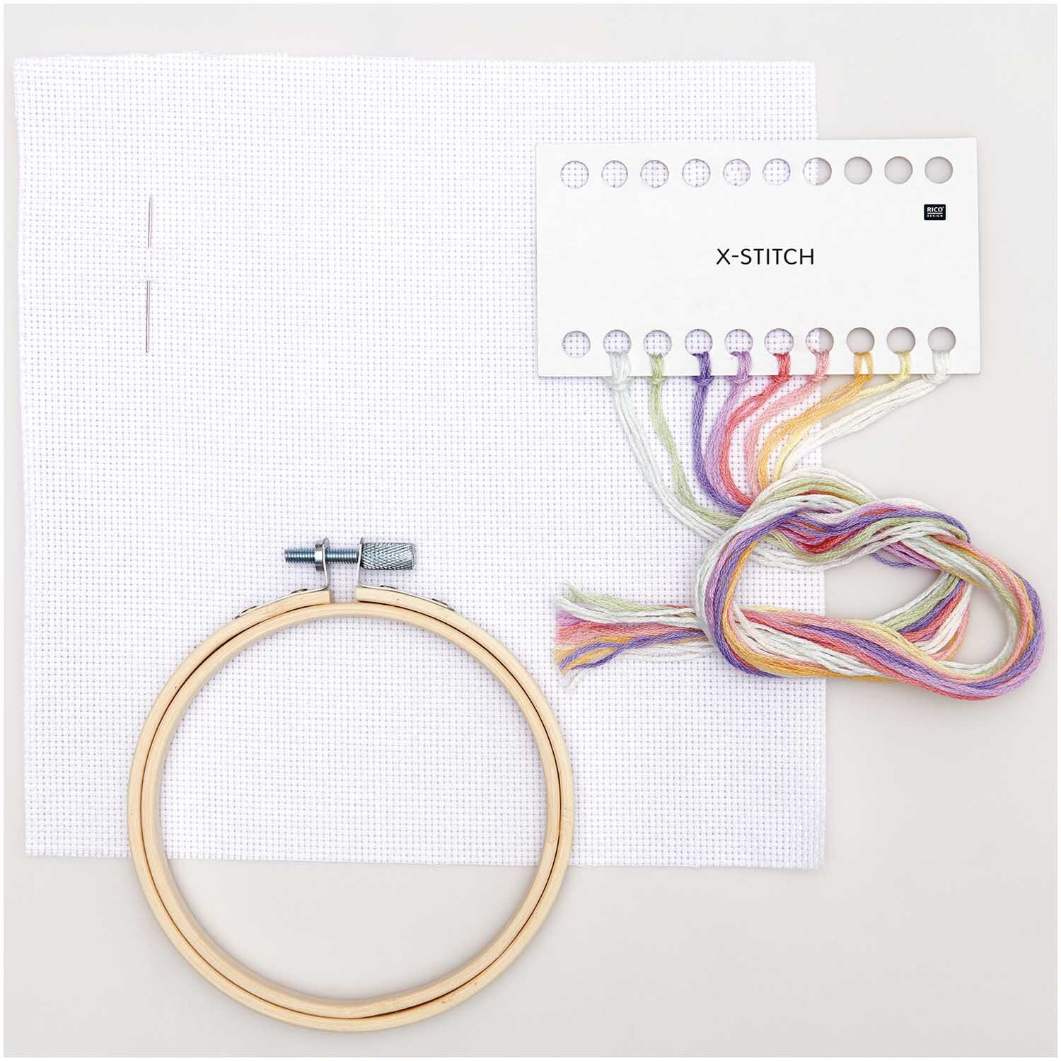 Kit de broderie Mini Kit Image Arc-en-ciel Ø10 cm from Rico Design Stickpackung Mini Kit Regenbogen Bild Ø10 cm mit Stickrahmen, Garn und Stoff von Rico Design. Ideal für kreative Handarbeiten.
