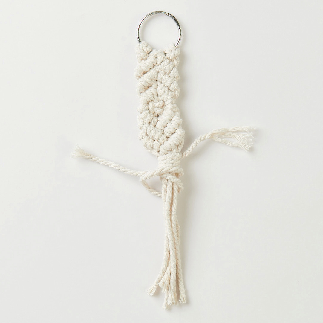 Set de macramé porte-clés 3 pièces from Rico Design Makramee Set Schlüsselanhänger von Rico Design, bestehend aus 3 Stück, in geflochtenem Design mit Quasten. Ideal für kreative DIY-Projekte.
