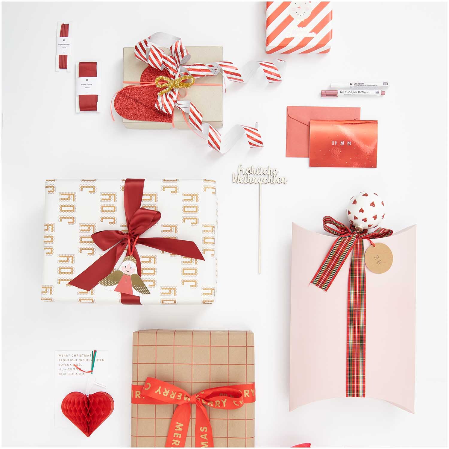 Paper Poetry Taftband Merry Christmas rot 38mm 3m von Rico Design Paper Poetry Taftband Merry Christmas dekoriert Geschenke mit roten Schleifen und festlichen Details. Perfekt für stilvolle Weihnachtsverpackungen.