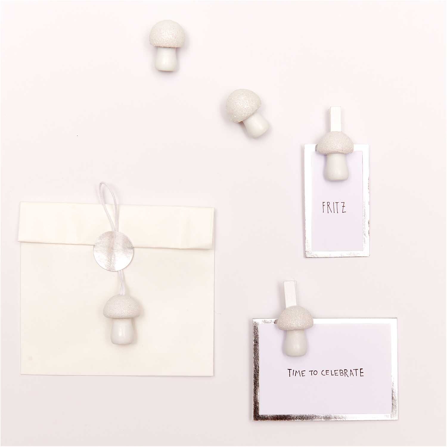 Paper Poetry Tischkarten mit Hot Foil 9x12,7cm 6 Stück Farbe Silber von Rico Design Paper Poetry Tischkarten mit Hot Foil, 9x12,7cm, 6 Stück. Elegante Karten in Silber von Rico Design, dekoriert mit kleinen Pilzen.