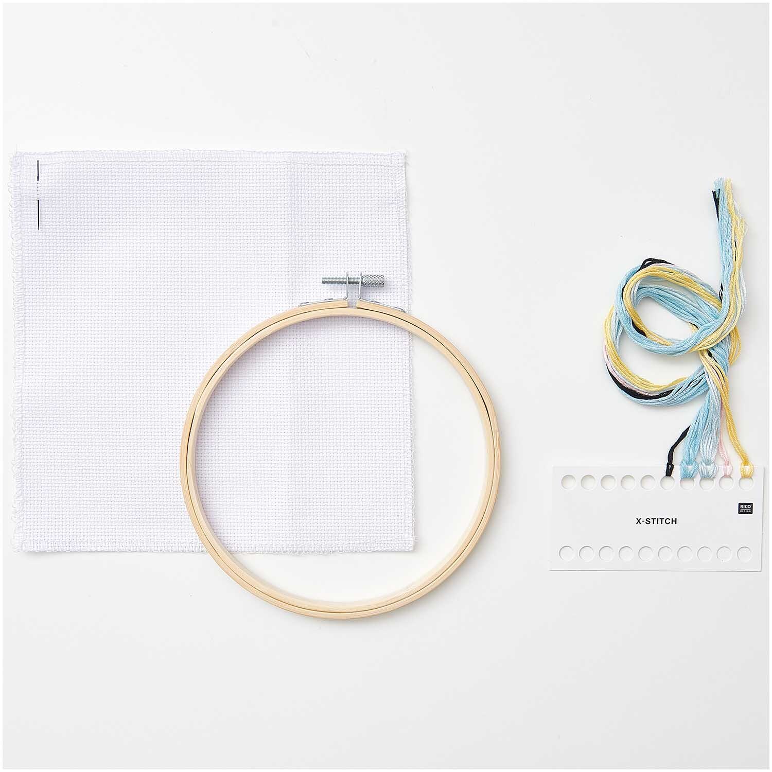Kit de broderie image de naissance nuages from Rico Design Stickpackung Geburtsbild Wolken: Stickrahmen, Garn und Stoff von Rico Design für kreative Handarbeiten.
