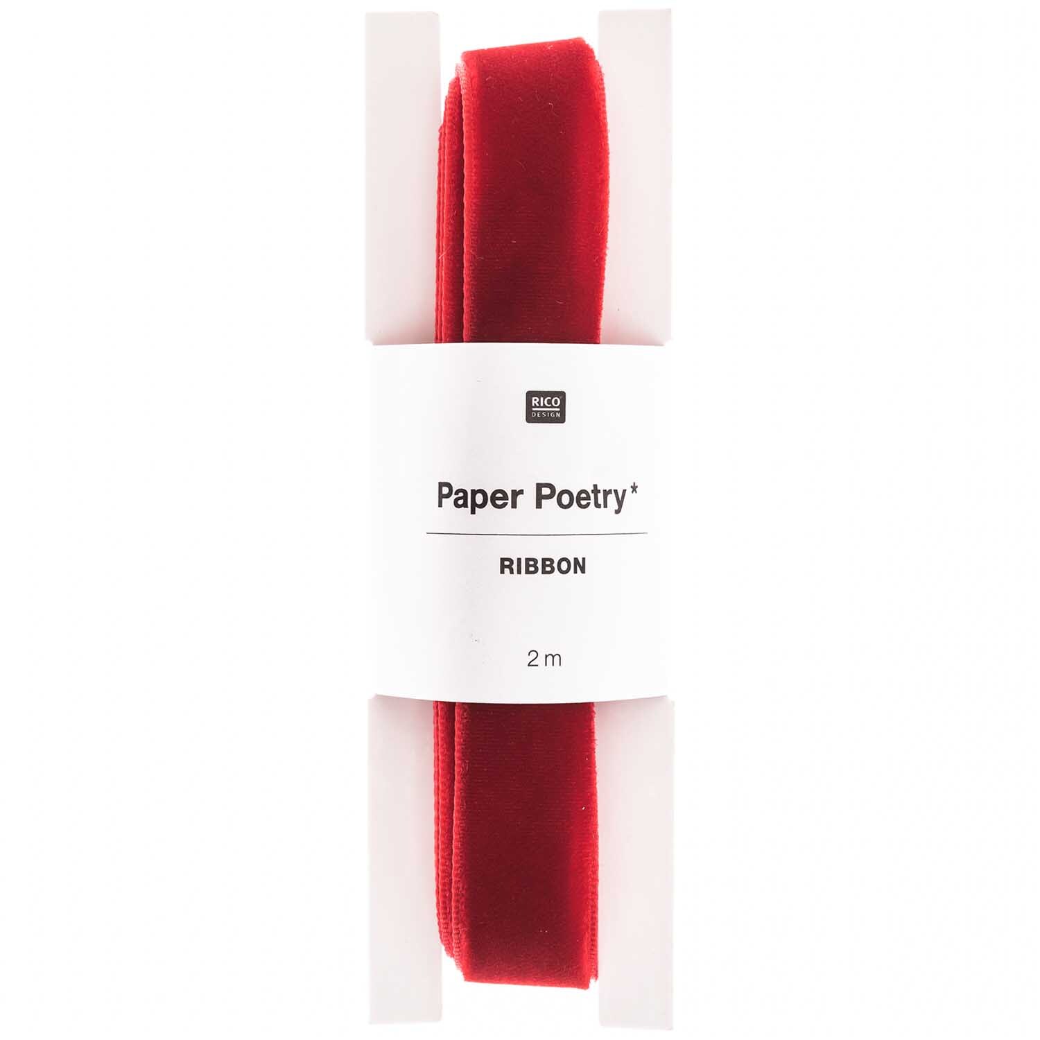 Paper Poetry Samtband 16mm 2m in leuchtendem Rot von Rico Design, präsentiert auf einer weißen Verpackung.