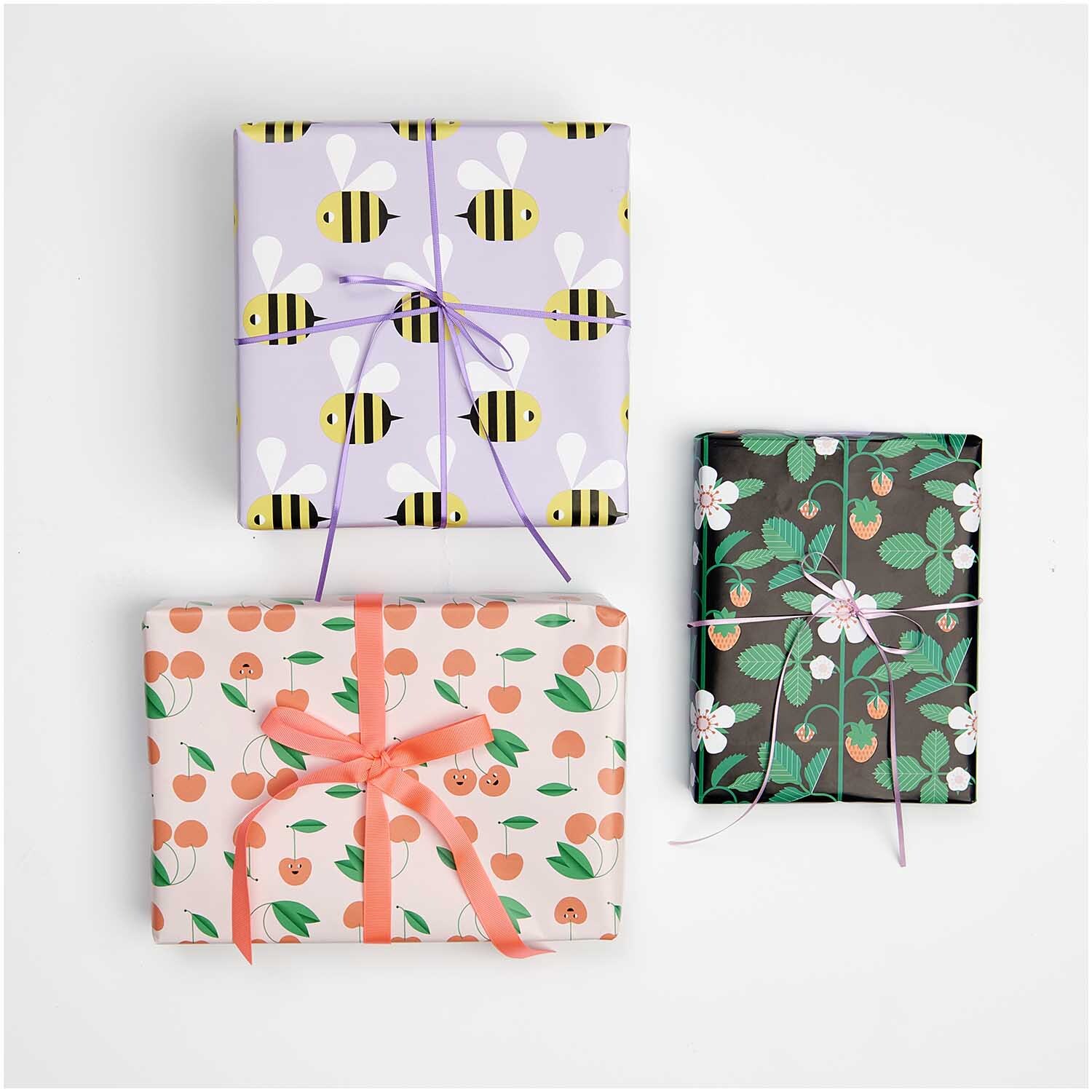 Paper Poetry Geschenkpapier Bienen 200x70cm 80g/m² von Rico Design Paper Poetry Geschenkpapier mit Bienenmotiv, lila Hintergrund, dekorativ verpackt, von Rico Design.