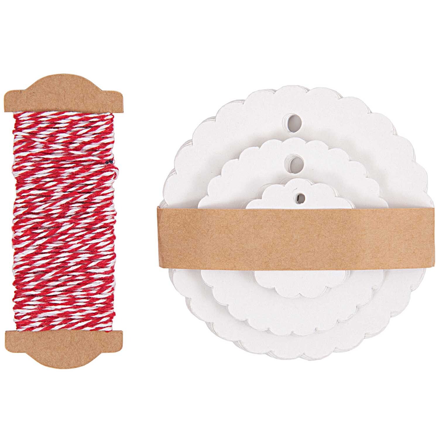 Paper Poetry Geschenkanhänger Rosette in Weiß, 30 Stück, mit rotem Garn von Rico Design. Ideal für kreative Geschenkverpackungen.