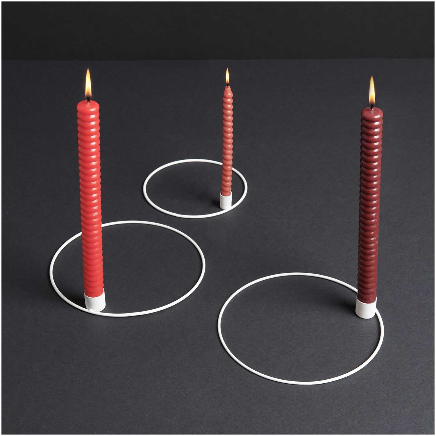 Metallring mit Kerzenhalter Ø 20cm Farbe Off White Matt von Rico Design Metallring mit Kerzenhalter Ø 20cm: Drei rote Kerzen in weißen, matten Haltern auf dunklem Hintergrund.