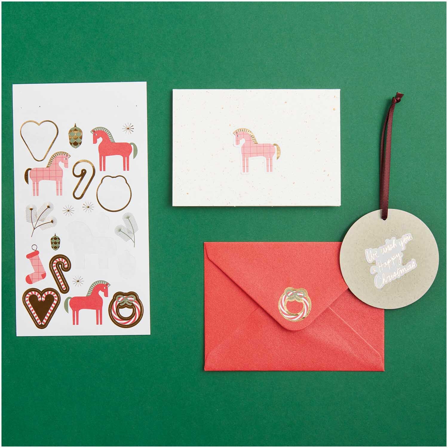 Paper Poetry Sticker Christmas Rocks! 4 Blatt von Rico Design Paper Poetry Sticker Christmas Rocks! 4 Blatt: Weihnachtssticker, Karte und roter Umschlag auf grünem Hintergrund. Ideal für festliche Dekorationen.