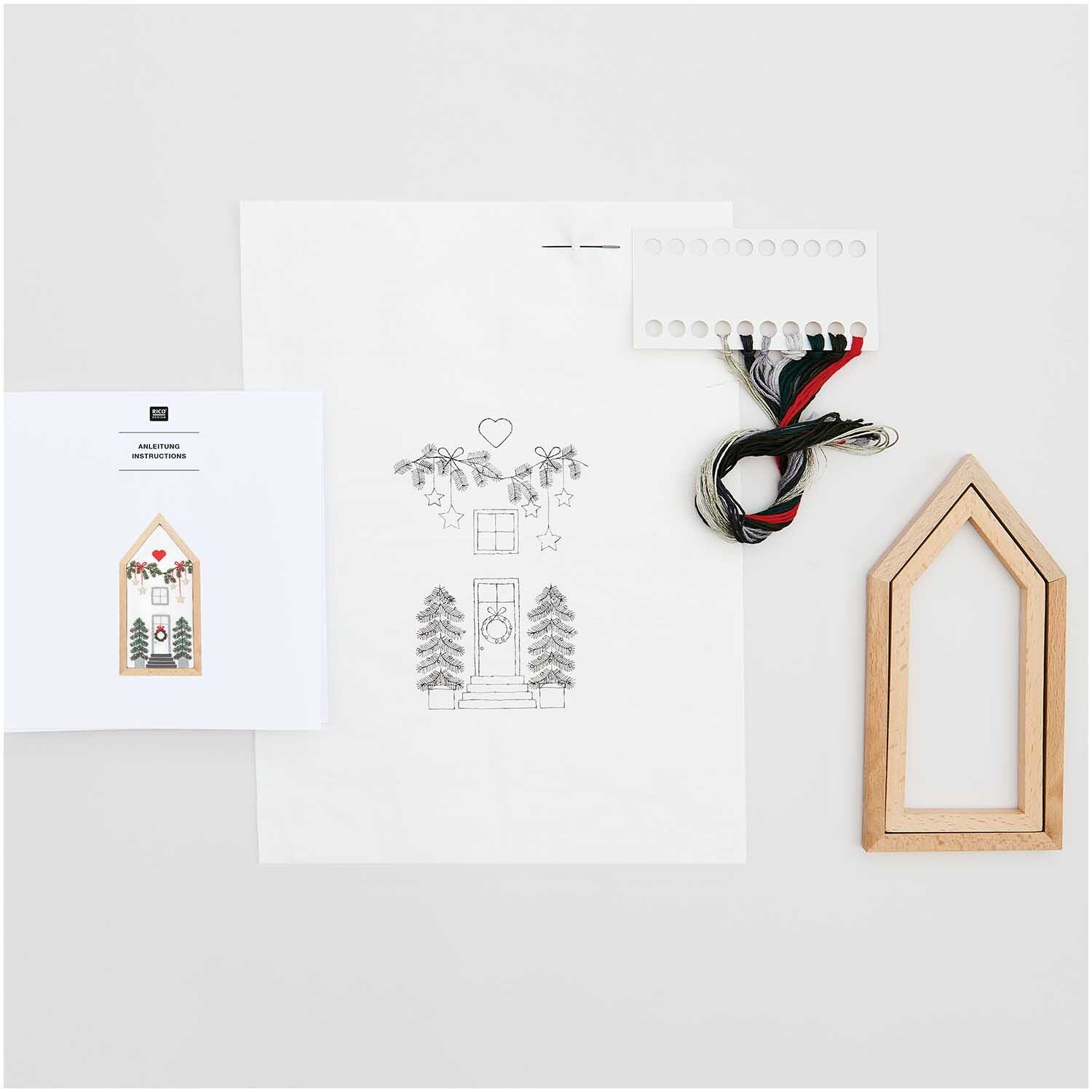 Paquet de broderie Petite maison dessinée 9x18cm from Rico Design Stickpackung Haus klein vorgezeichnet 9x18cm von Rico Design. Enthält Vorlage, Garn und Holzrahmen für kreatives Sticken.
