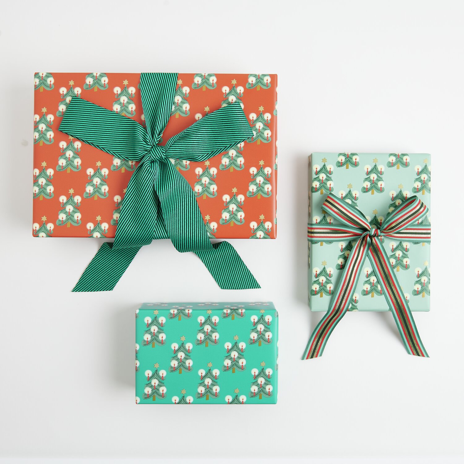 Paper Poetry bande tissée diagonale 50mm 3m Couleur Vert from Rico Design Paper Poetry Geschenkpapier Tannenbäume Mix, drei Geschenke mit Tannenbaum-Muster und Bändern.
