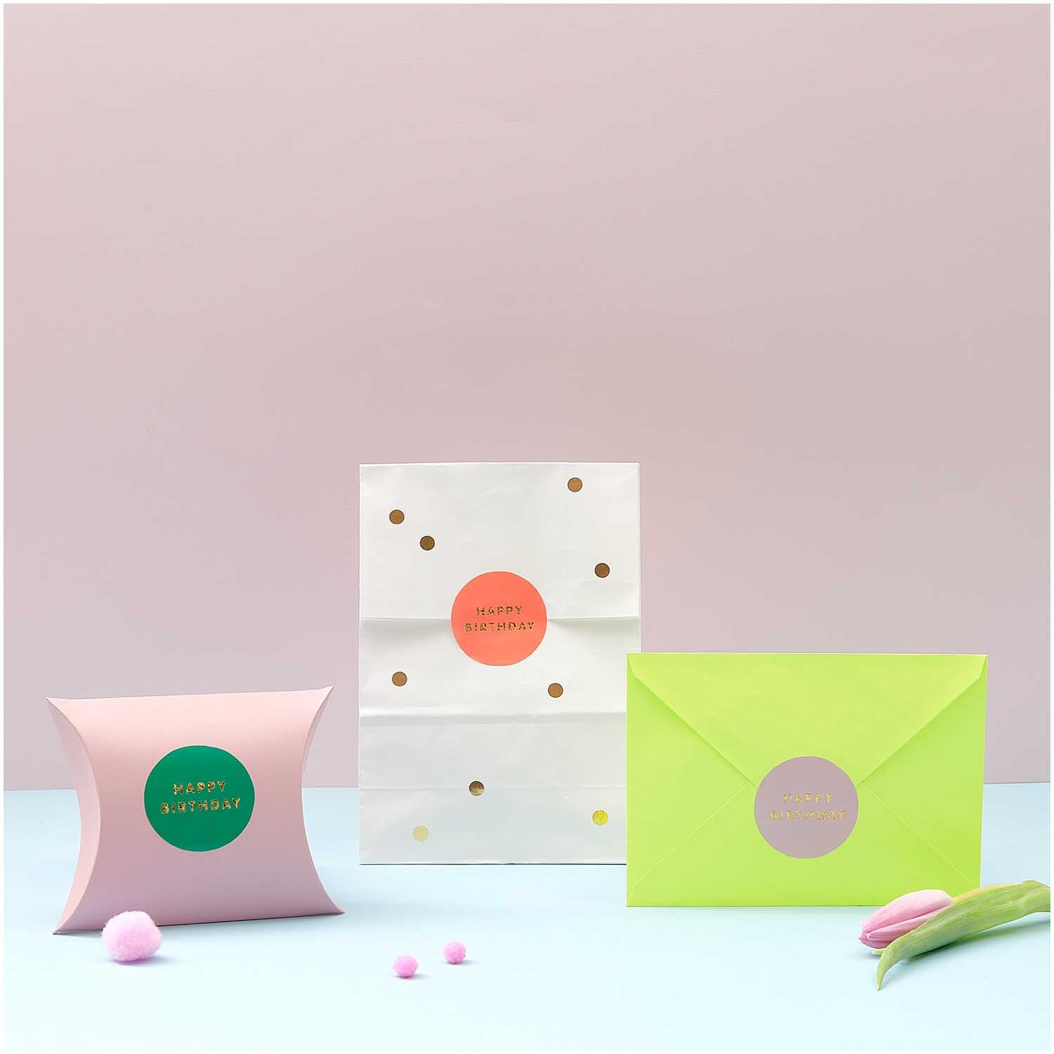 Paper Poetry Sticker Happy Birthday Kreise auf Geschenktüten und Umschlägen in Pastellfarben.