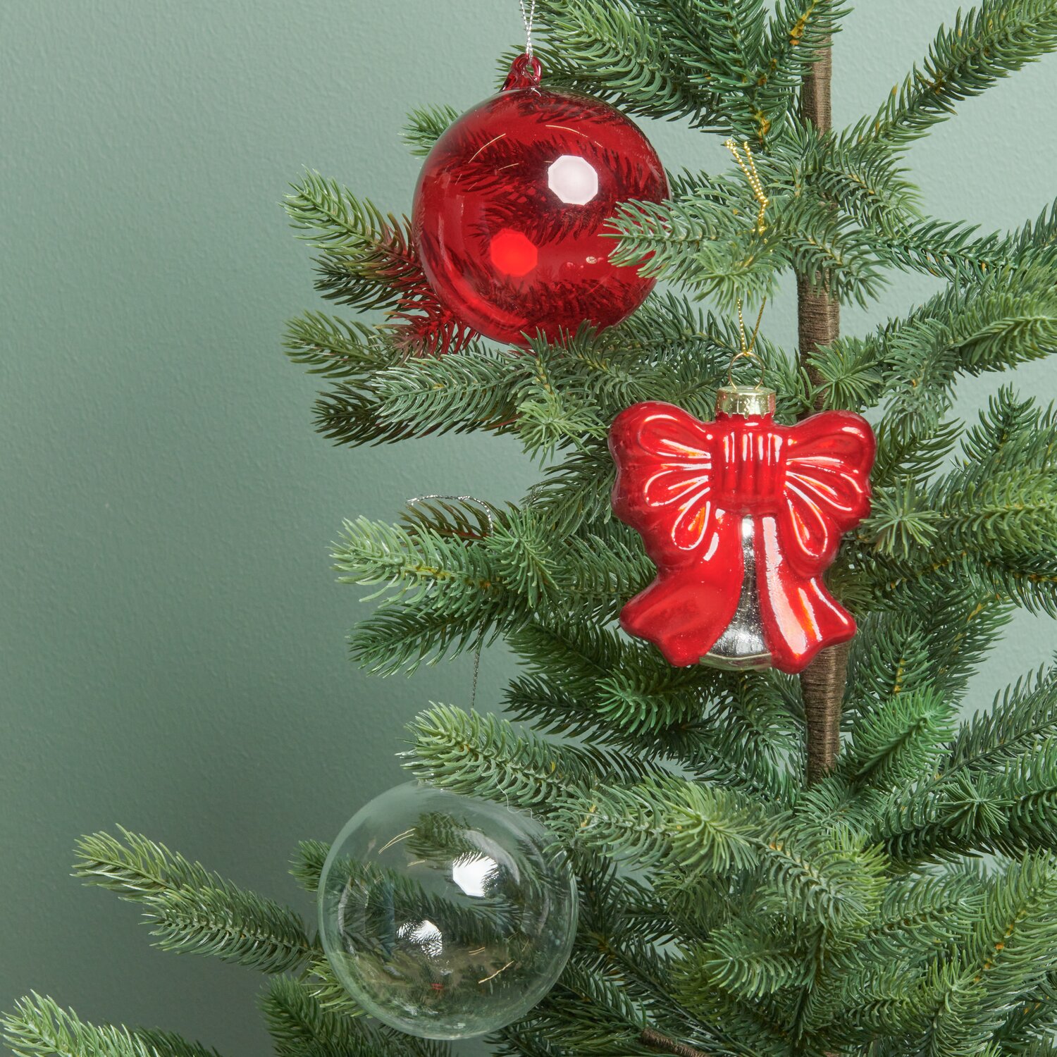 Glaskugel und Glashänger in Rot und Klar von Rico Design an einem Tannenbaum, Ø8cm.