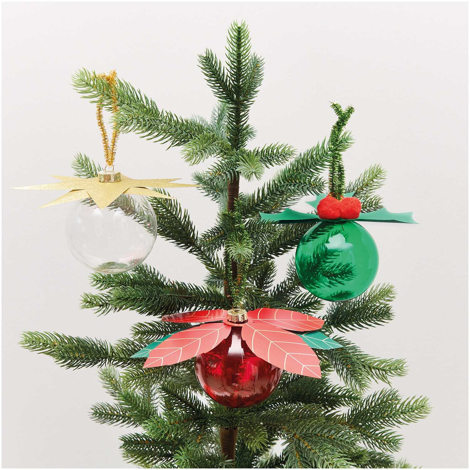 Paper Poetry Christbaumkugel-Topper Ilex gold 6 Stück von Rico Design Paper Poetry Christbaumkugel-Topper Ilex in Gold, Rot und Grün schmücken einen Tannenbaum. Ideal für festliche Dekoration.