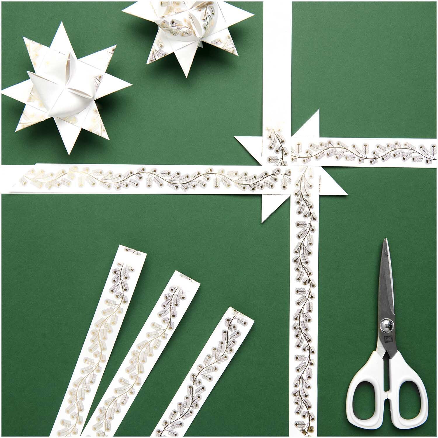 Paper Poetry Bandes de Fröbel Branches 120g/m2 40 pièces from Rico Design Paper Poetry Fröbelstreifen Zweige 120g/m2 40 Stück: Bastelset mit weißen Streifen und Schere auf grünem Hintergrund, ideal für kreative Projekte.