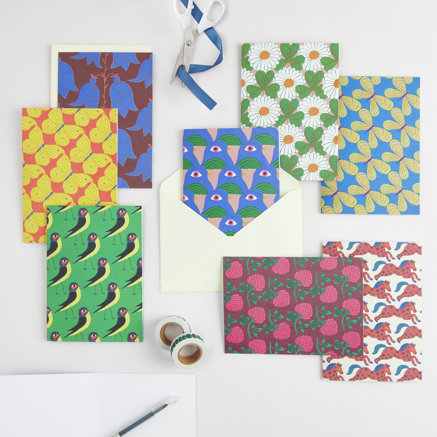 Kartenset Midsommar Magic B6 von Rico Design Kartenset Midsommar Magic B6 mit bunten, floralen und tierischen Mustern von Rico Design auf einem Tisch.