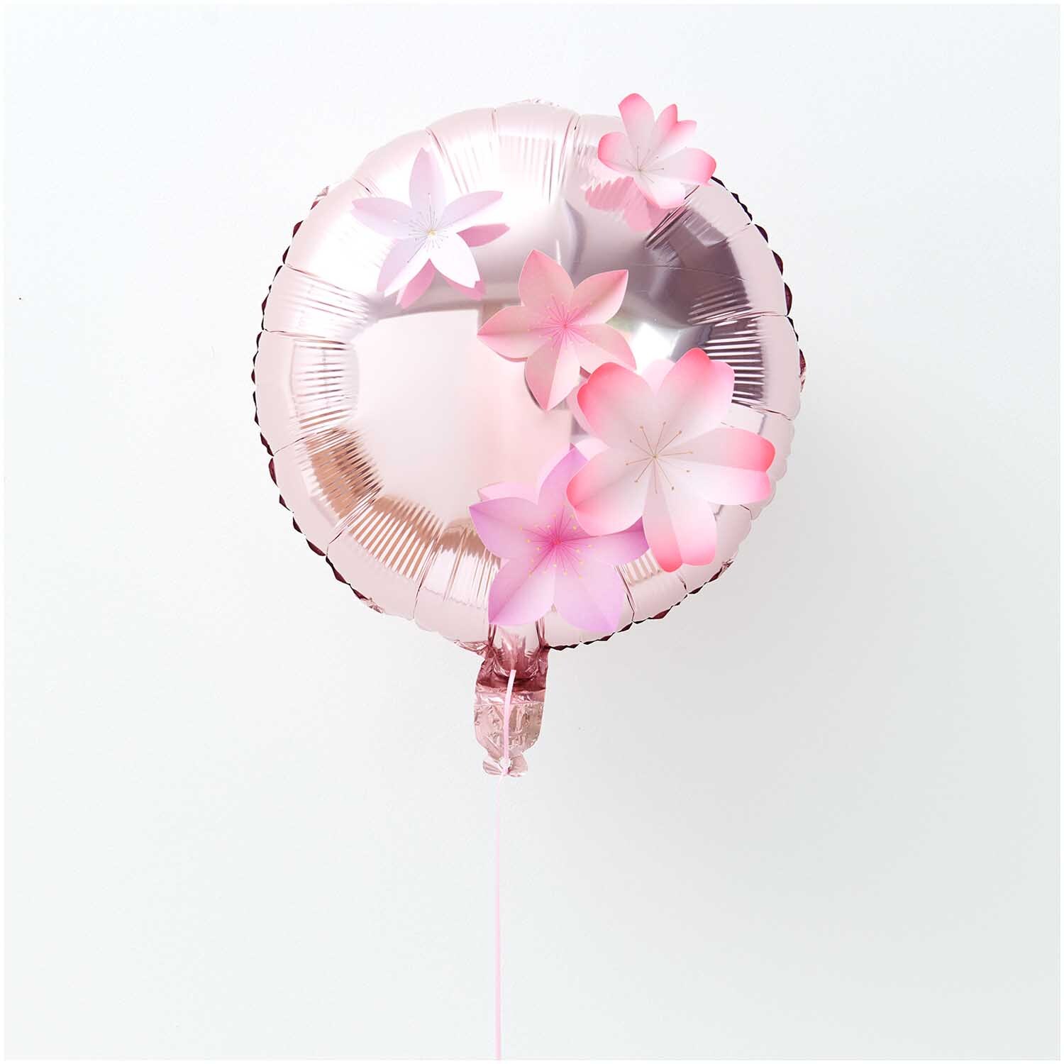 Paper Poetry Papierblüten Luxury Sakura auf einem runden, glänzenden Ballon in Rosa von Rico Design.