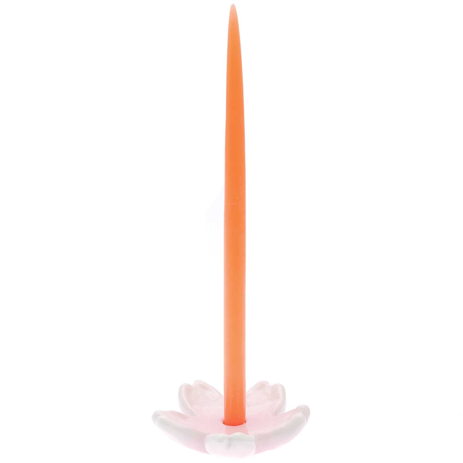 Spitzkerzen 1,4x28cm 2 Stück, leuchtend orange, von Rico Design, in einem eleganten Kerzenhalter.