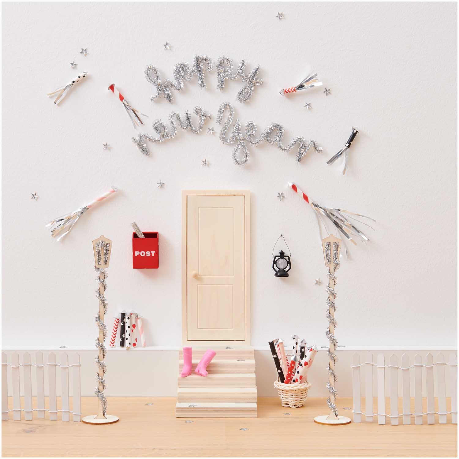 Miniatur Korb mit Henkel 4,5x4,5x6cm Farbe Hell von Rico Design Miniatur Korb mit Henkel 4,5x4,5x6cm von Rico Design vor einer festlichen Dekoration mit "Happy New Year"-Schriftzug.